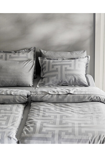 Madame Coco Belda Family Size Jacquard Satin Duvet Cover Set