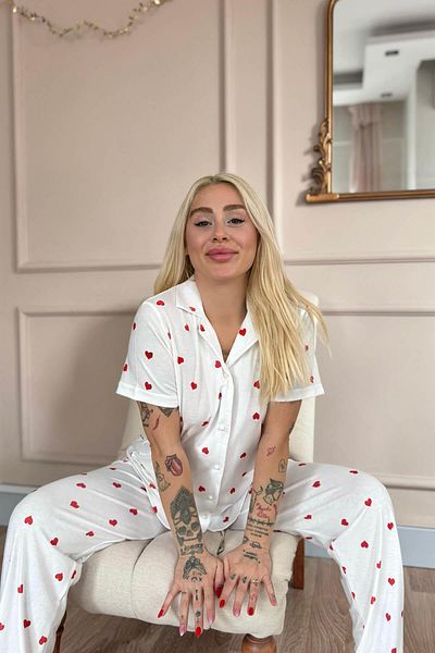 Pijamaevi Set de pijamale pentru femei cu mânecă scurtă cu model de inimă roșie, cu nasturi în față