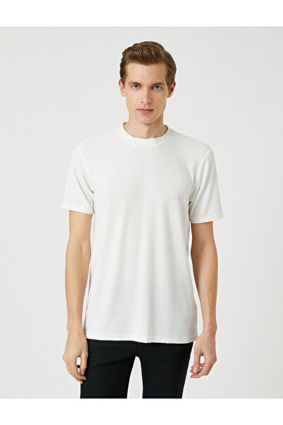 Koton Basic-T-Shirt mit strukturiertem Rundhalsausschnitt, kurzen Ärmeln und schmaler Passform