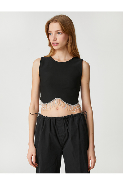 Koton Przycięty sportowiec zwisający z błyszczącego kamienia, szczegółowy dekolt