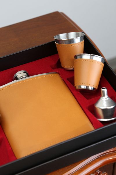 imsaconcept Leathered Brown Flask 18.oz