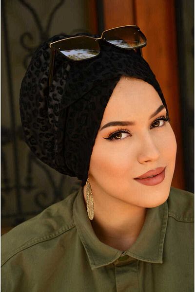 Aişe tesettür غطاء رأس منقوش أسود مملوء بشريط متقاطع