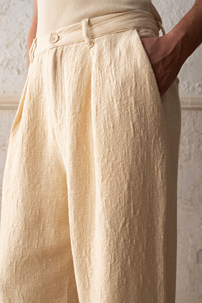 GIESTO Textured Pleated Beige Trousers