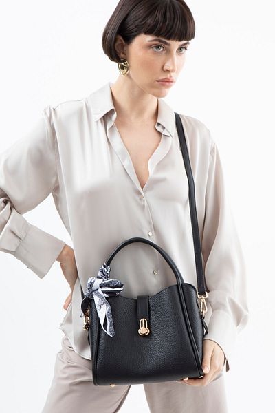 Matthew Cox Women's Black Handbag Byn2342
