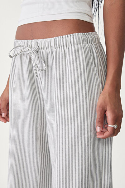 Stradivarius Dökümlü çizgili keten karışımlı pantolon