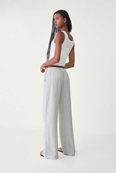 Stradivarius Dökümlü çizgili keten karışımlı pantolon