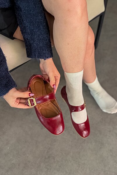 SHOEBELLAS حذاء باليه نسائي من Seai باللون العنابي مع إبزيم ذهبي