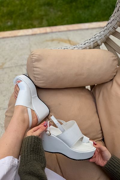 SHOEBELLAS Sandale de damă Esar White Flip Flop cu detaliu de cataramă aurie