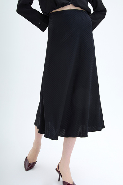 Quzu Şerit Dokulu Saten Midi Etek Siyah