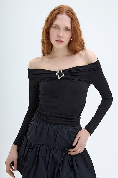 Quzu Buckle Accessory Boat Neck Blouse Black