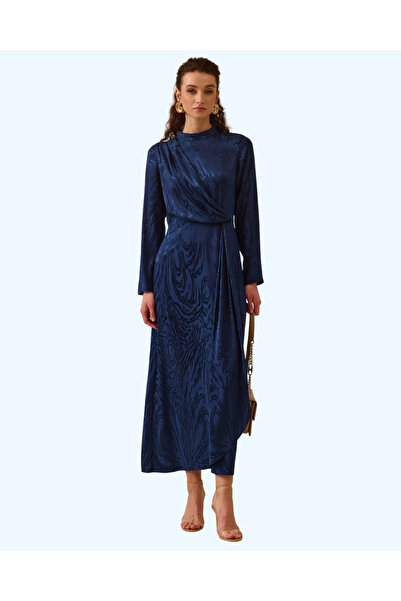 SEÇİL PARLAK DOKULU DESENLİ MAKSİ ELBİSE