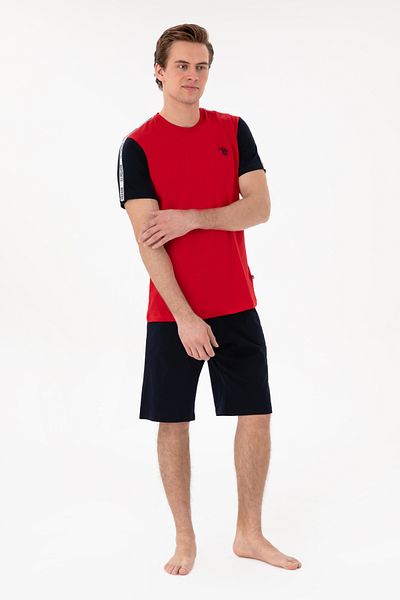 U.S. Polo Assn. طقم بيجامة رجالي باللون الأحمر برقبة دائرية 50309495 -vr030