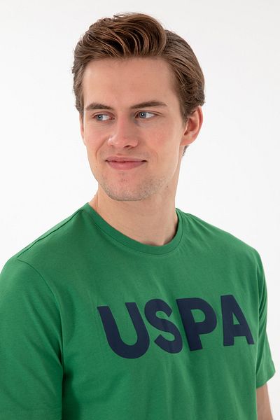 U.S. Polo Assn. تي شيرت رجالي ذو قصة عادية وياقة دائرية باللون الأخضر الأساسي 50297988 -vr054
