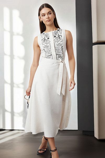 Trendyol Collection Weißes Midikleid mit Stickdetail – mit Gürtel, gewebt, TWOSS24EL00959