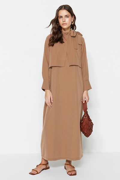 Trendyol Modest Λεπτομερές υφαντό φόρεμα σε μπεζ λαιμόκοψη TCTSS23EB00283