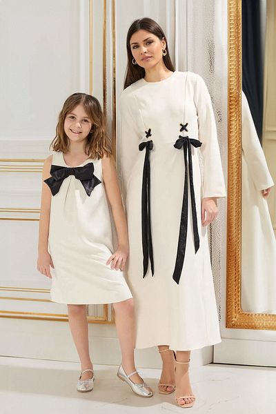 Trendyol Modest Cremefarbenes Kleid aus gewebtem Stoff mit Bindedetail TCTSS25EB00037