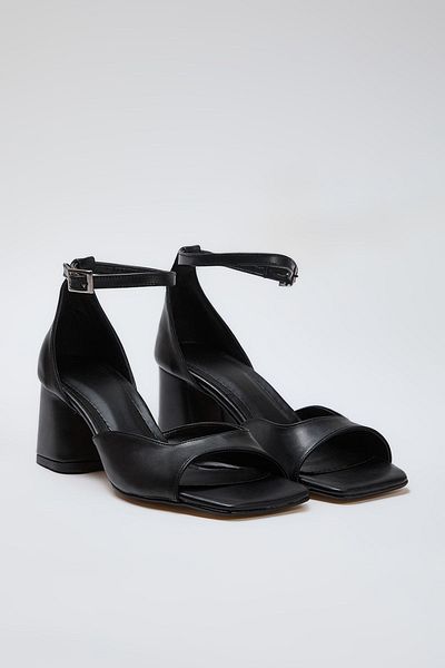 TRENDYOL SHOES Černý kotníkový pásek Block Heel Square Toe Dámské boty na podpatku Takss25To00015