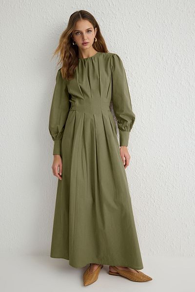Trendyol Modest Khakifarbenes, plissiertes, gewebtes Kleid aus 100 % Baumwolle TCTSS25EB00001