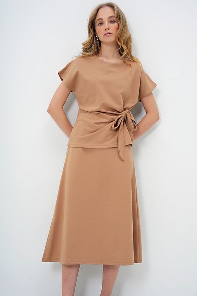 Trend Alaçatı Stili Women's Camel Crew Neck Draping Detail Blouse and Flared Skirt Suit Alc-X13479