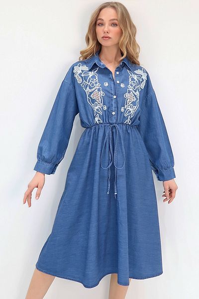 Trend Alaçatı Stili Rochie de damă albastră cu guler de cămașă cu nasturi în față, cu detaliu de broderie ALC-X13717