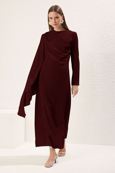 Trendyol Modest Burgunderrotes, mit Schal detailliertes, gefüttertes Abendkleid TCTSS24DB00036