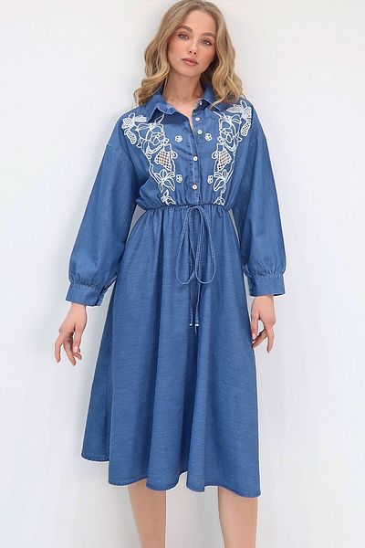 Trend Alaçatı Stili Rochie de damă albastră cu guler de cămașă cu nasturi în față, cu detaliu de broderie ALC-X13717