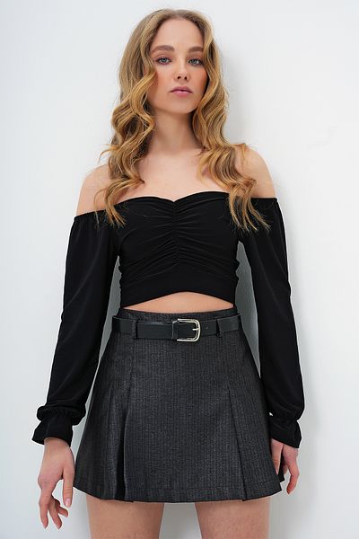 Trend Alaçatı Stili Anthrazitfarbener, plissierter, gewebter Mini-Shorts-Rock für Damen mit Gürtel ALC-X13707
