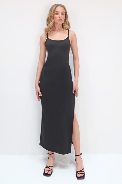 Trend Alaçatı Stili Γυναικείο φόρεμα κρεπ με μαύρο λουράκι με χαμηλό κοψί σχίσιμο πλεκτό ALC-X13755