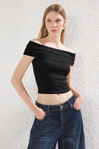 Trendyol Collection Μαύρη πλεκτή μπλούζα με γιακά Carmen TWOSS25BZ00126