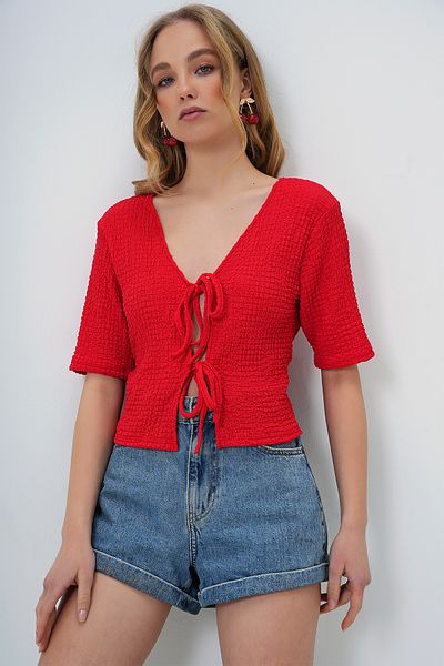 Trend Alaçatı Stili Rote Seersucker-Sommerbluse mit kurzen Ärmeln und Schnürung vorne für Damen ALC-X13580