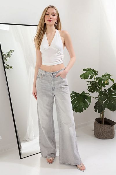 Trendyol Collection Ecrufarbene, figurbetonte, dehnbare Strickbluse mit Neckholder TWOSS24BZ00061