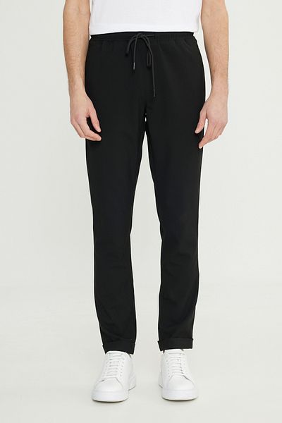 AC&Co / Altınyıldız Classics Pánské černé kalhoty Slim Fit pohodlného střihu v pase se zavazováním do boční kapsy