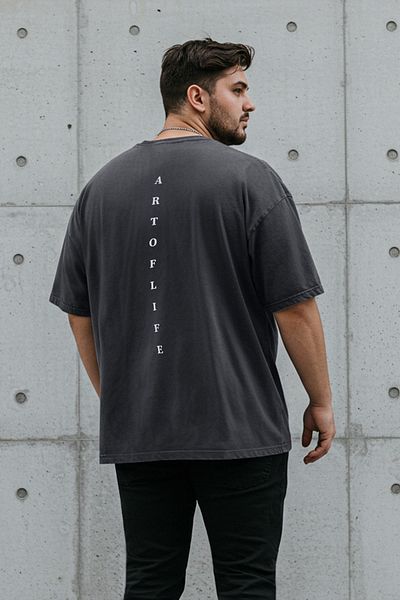 Trendyol Collection Übergroßes, anthrazitfarbenes, übergroßes/breites, bedrucktes T-Shirt aus 100 % Baumwolle mit blassem Effekt TMNSS25BF00014