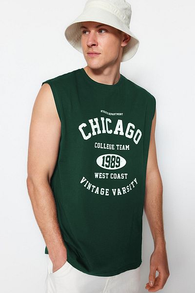 Trendyol Collection Smaragdgrünes, lässiges, ärmelloses Baumwoll-T-Shirt/T-Shirt mit City-Print – TMNSS23AL00008