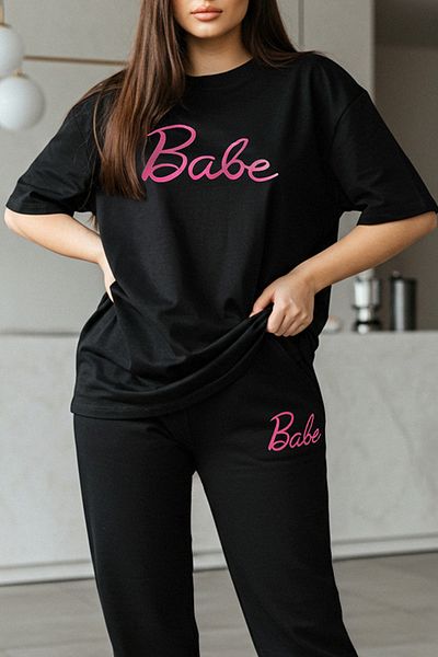 Trendyol Curve Schwarzes Slogan-Strick-Trainingsanzug-Set in Übergröße – kurze Ärmel TBBSS25CP00005