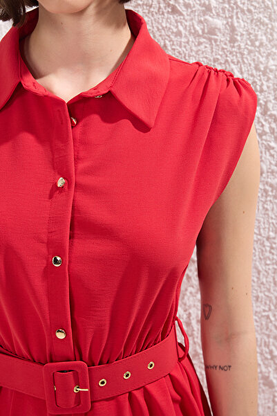 Trendyol Collection Gerades A-Linien-Kleid mit Gürtel und Gürtel in Rot, kurz/Mini, gewebtes Kleid TWOSS25EL00551