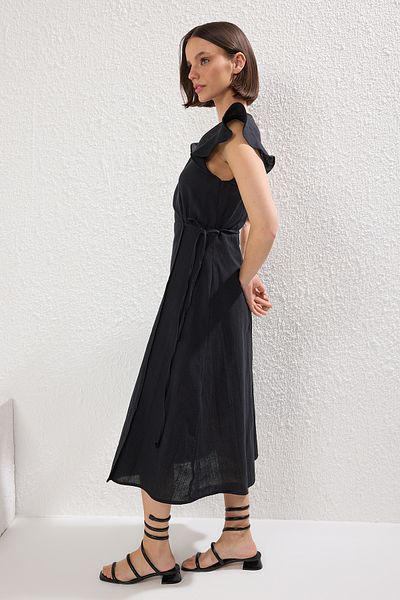 Trendyol Collection Sukienka midi z podwójnym rzędem i lnianym tkanym detalem - falbana w kolorze czarnym, Twoss24El00071