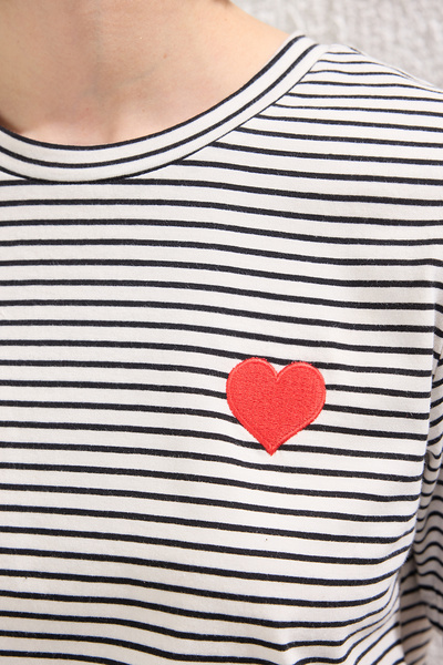 Trendyol Collection Μπλουζάκι με κανονική εφαρμογή με κέντημα μαύρης καρδιάς TWOSS25TS00141