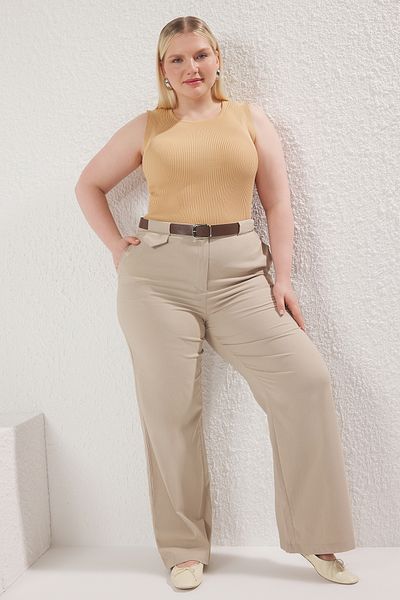Trendyol Curve Beigefarbene gewebte Hose mit Gürtel in Übergröße TBBSS25AR00036