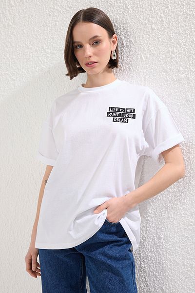 Trendyol Collection Λευκό υπερμεγέθη βαμβακερό μπλουζάκι - Slogan Patch, TWOSS25TS00143