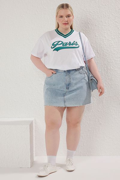 Trendyol Curve Grünes, bedrucktes, gestricktes T-Shirt in Übergröße mit V-Ausschnitt TBBSS25BF00044