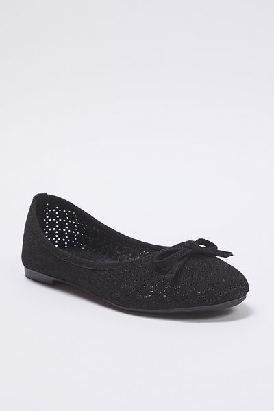 TRENDYOL SHOES Schwarze, detaillierte, perforierte, extra bequeme Ballerinas mit mandelförmiger Zehenpartie für Damen TAKSS25BE00033
