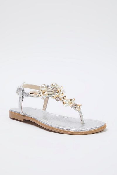 TRENDYOL SHOES Stříbrné mušle Umělé perly Žabky na plochém podpatku Dámské Stylové sandály Takss25Sd00007