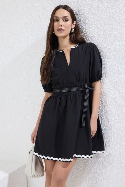 Trendyol Collection Μαύρο φόρεμα με ζώνη και φερμουάρ Μίνι υφαντό TWOSS25EL00429
