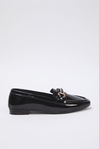 TRENDYOL SHOES Schwarzes Metall-Accessoire, detailliertes Lackleder, besonders bequeme Damen-Loafer-Schuhe TAKSS25LA00015