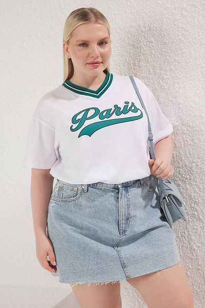 Trendyol Curve Grünes, bedrucktes, gestricktes T-Shirt in Übergröße mit V-Ausschnitt TBBSS25BF00044