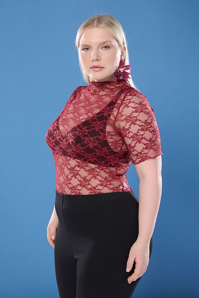 Trendyol Curve Burgunderrote gestrickte Spitzenbluse in Übergröße TBBSS25AF00004