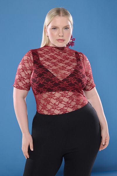Trendyol Curve Burgunderrote gestrickte Spitzenbluse in Übergröße TBBSS25AF00004