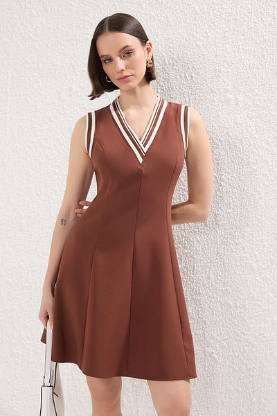 Trendyol Collection Καφέ φούστα στη μέση με πλεκτό λουράκι Λεπτομερές μίνι υφαντό φόρεμα TWOSS25EL00751