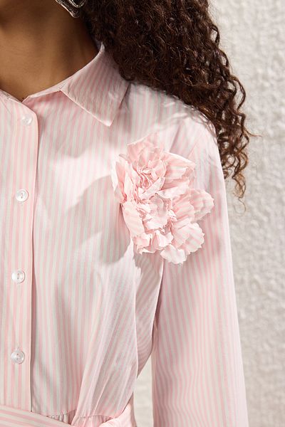 Trendyol Modest Rosa gestreiftes, gewebtes Kleid mit Blumenzubehör TCTSS25EB00106
